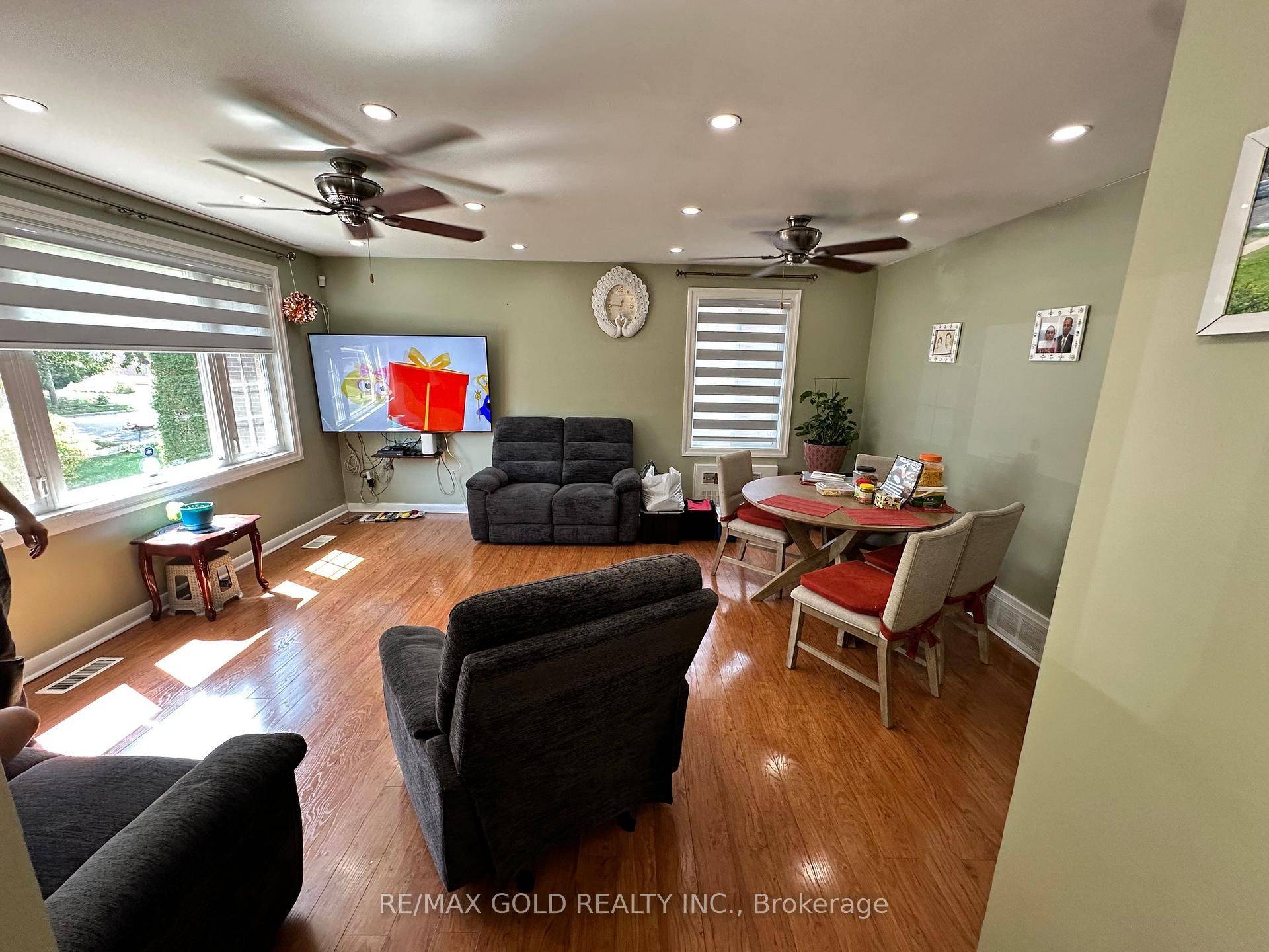 76 Pandora CIR #Upper, Toronto E09, ON M1H 1V7