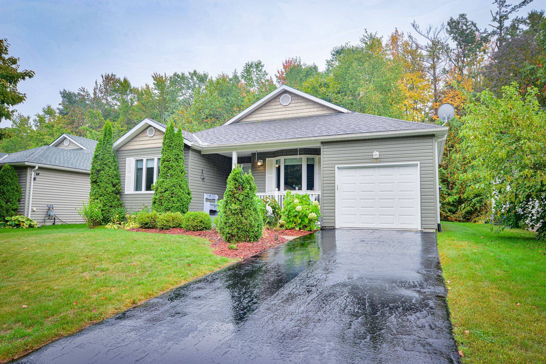 77 Hedgewood LN, Gravenhurst, ON P1P 1Z4