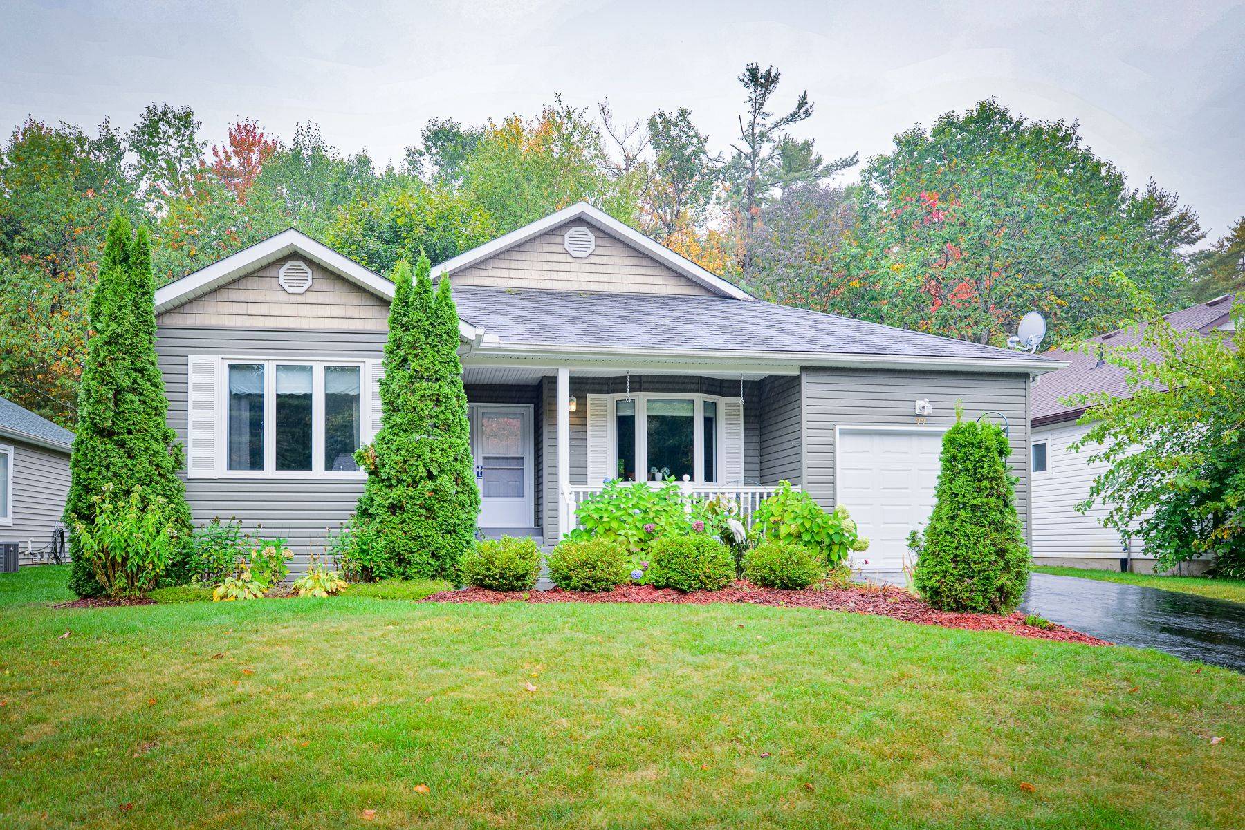 77 Hedgewood LN, Gravenhurst, ON P1P 1Z4