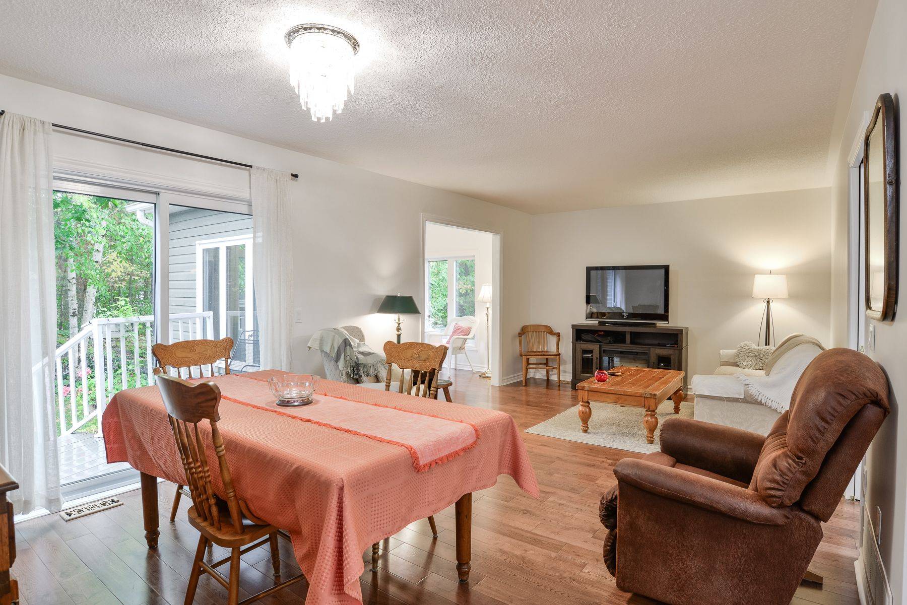 77 Hedgewood LN, Gravenhurst, ON P1P 1Z4