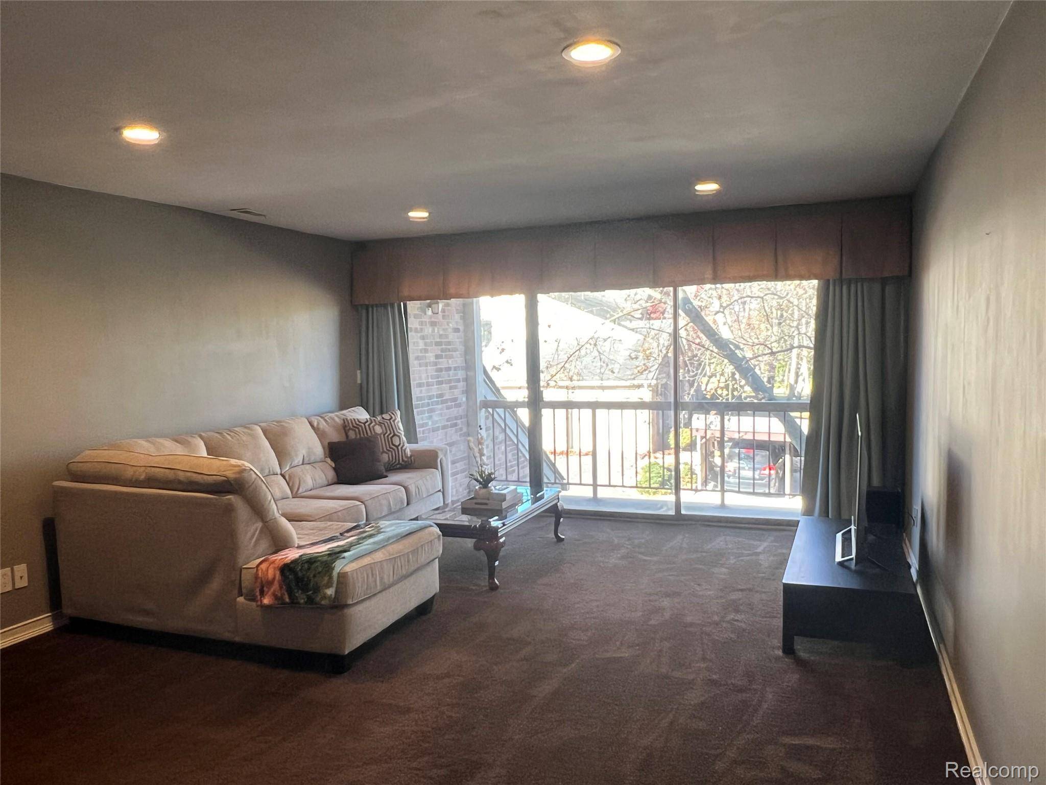 29726 Pine Ridge CIR, Farmington, MI 48331