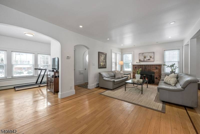 33 Homewood Ave, Allendale Boro, NJ 07401