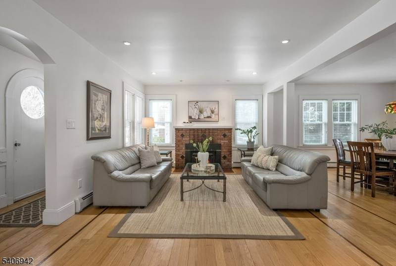 33 Homewood Ave, Allendale Boro, NJ 07401