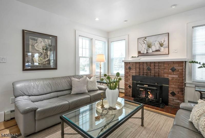 33 Homewood Ave, Allendale Boro, NJ 07401