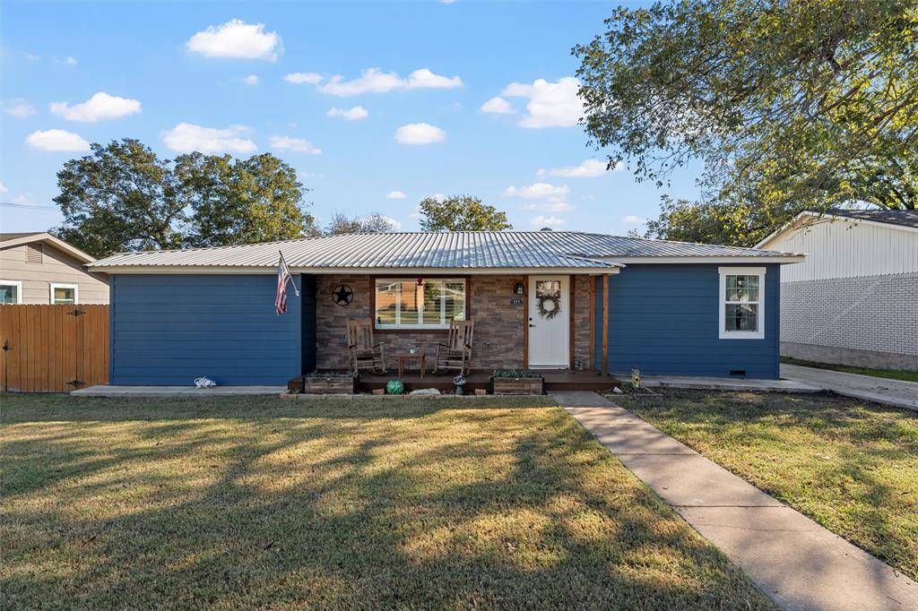 111 N Avenue R, Clifton, TX 76634