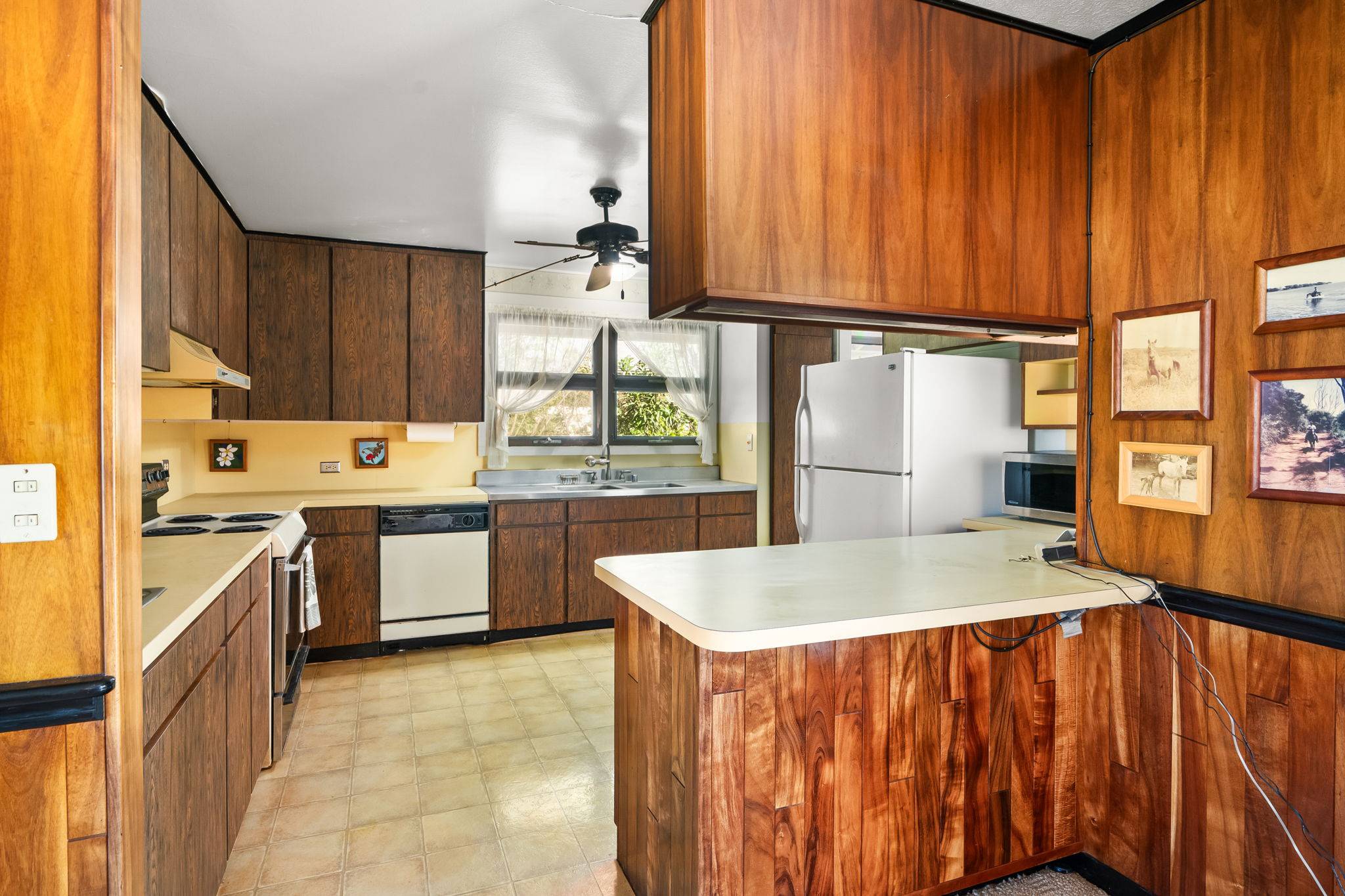 8585 KAUMUALII HWY, Kekaha, HI 96752