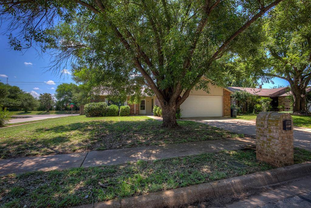 7801 Summerglen Road, Fort Worth, TX 76133