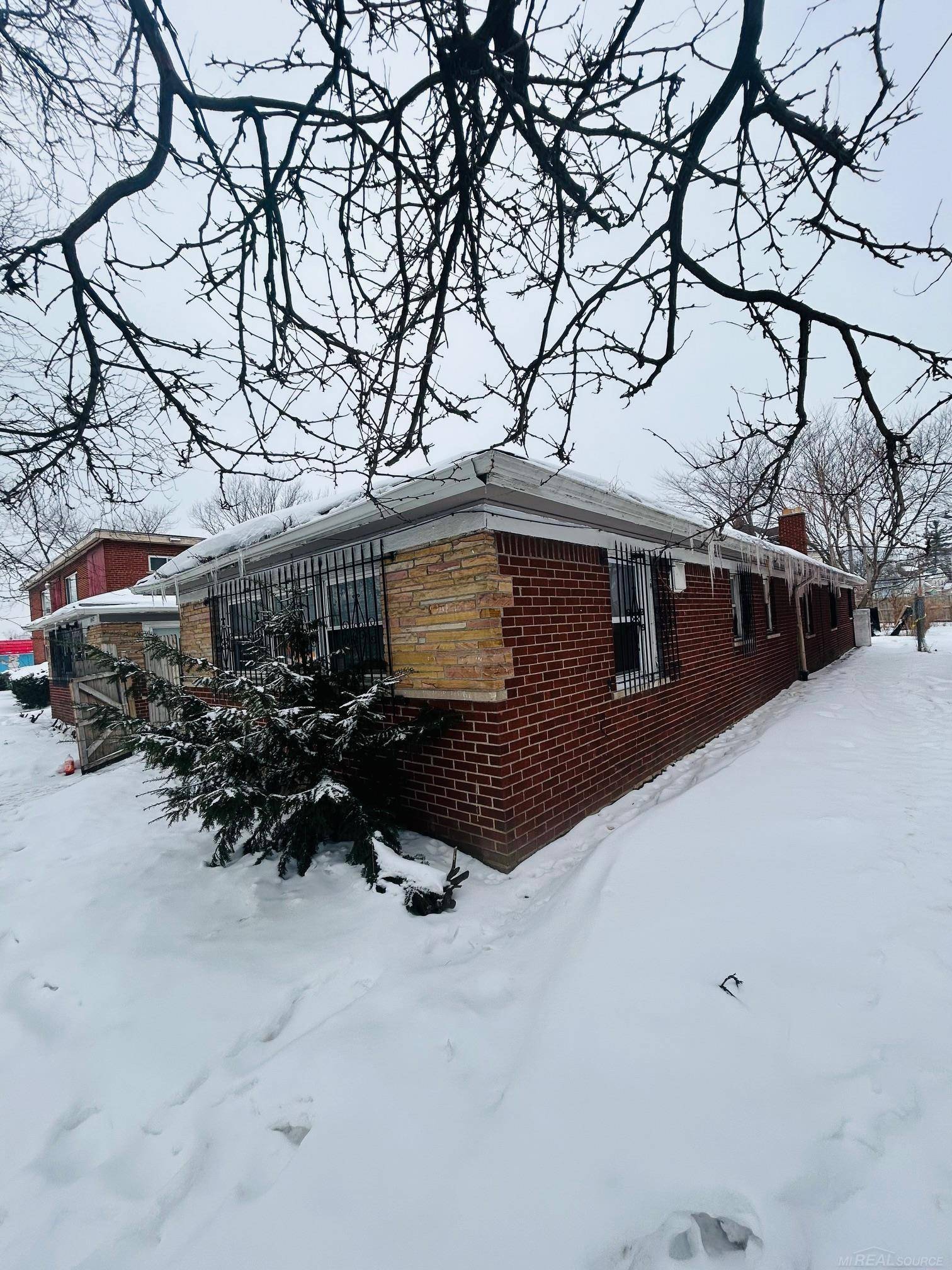 13521 E McNichols RD, Detroit, MI 48205