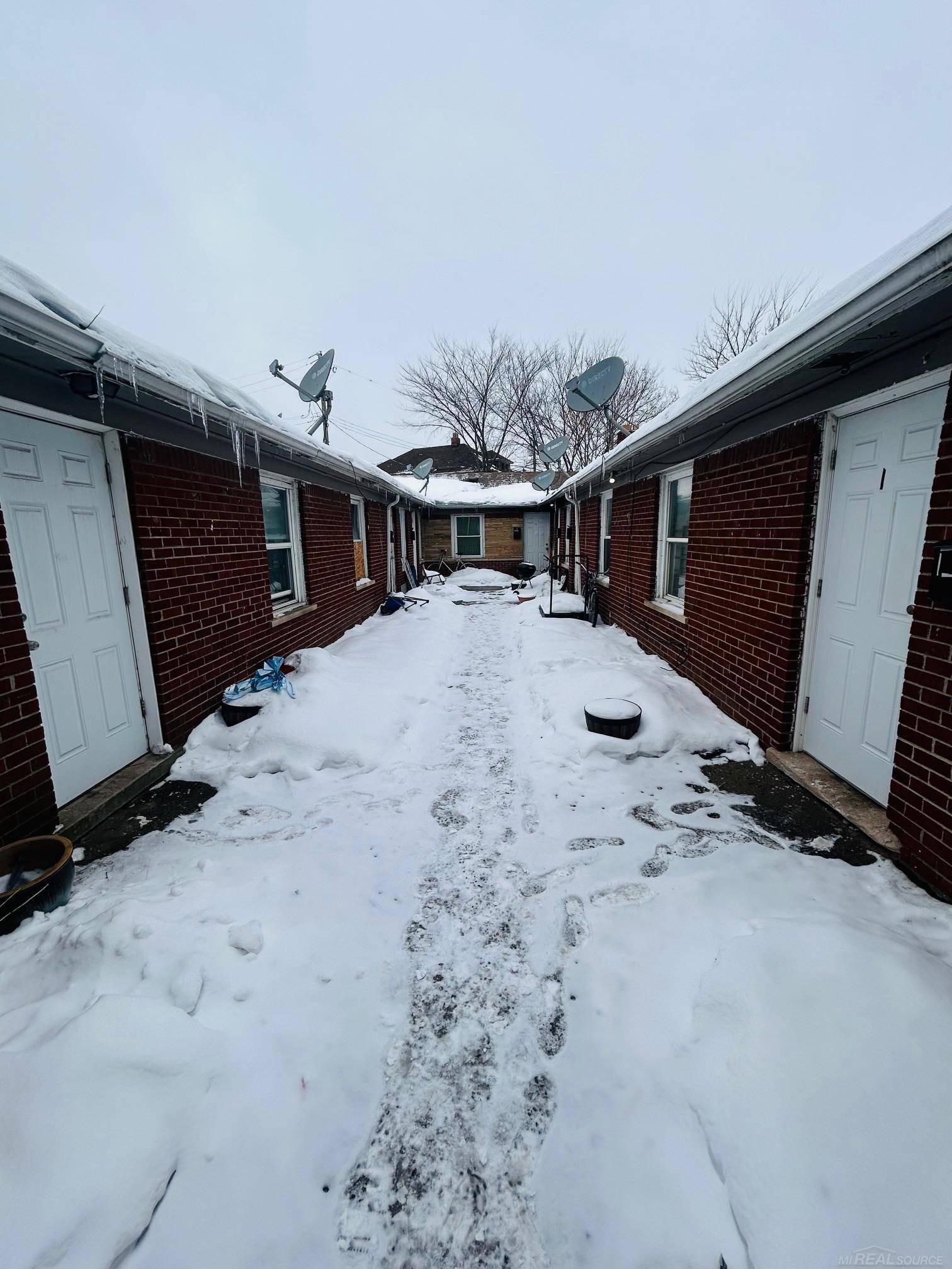 13521 E McNichols RD, Detroit, MI 48205