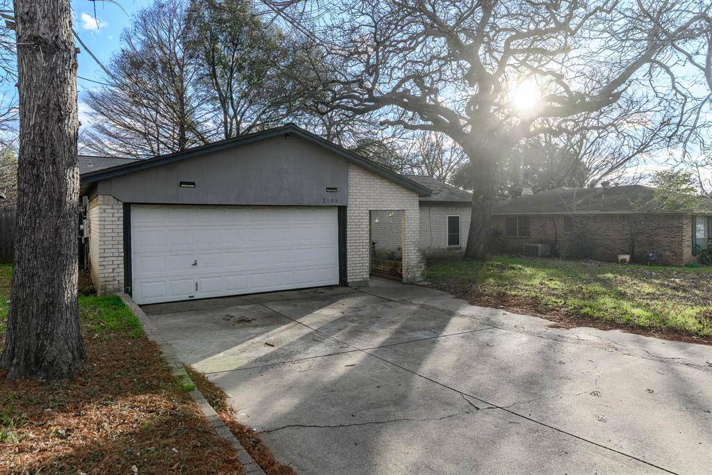 2108 Warwick Drive, Arlington, TX 76015