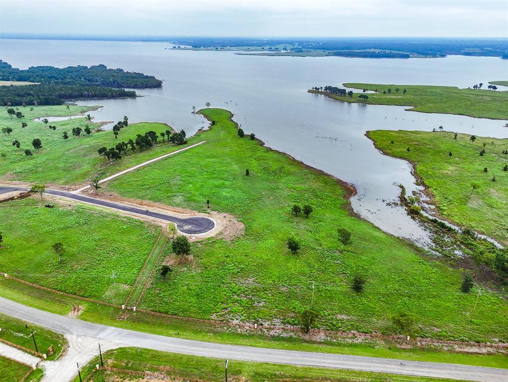 204 Lakeshore Lane, Windom, TX 75492