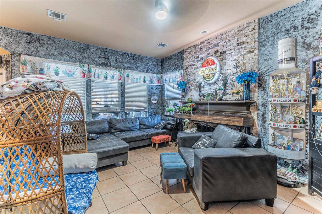 7043 Echo Lake Court, Arlington, TX 76001