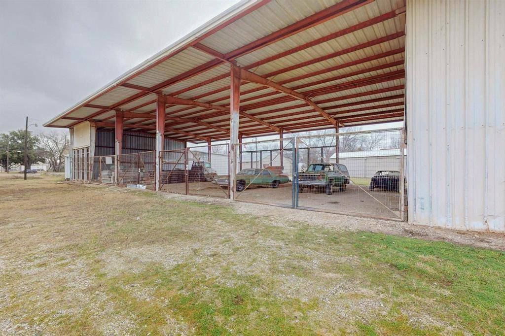 517 E Broadway Street #B-D, Gainesville, TX 76240