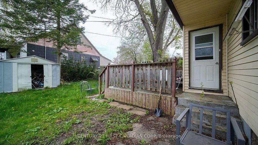 19 Montgomery DR, Chatham-kent, ON N8A 1P2