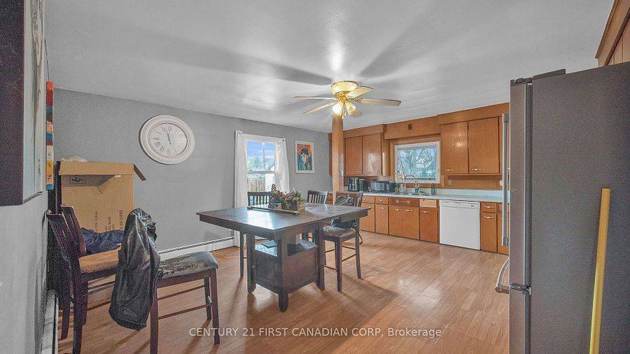 19 Montgomery DR, Chatham-kent, ON N8A 1P2