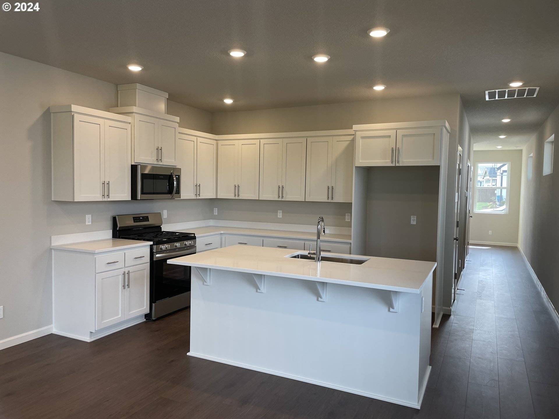 1483 Logan PKWY, Albany, OR 97322