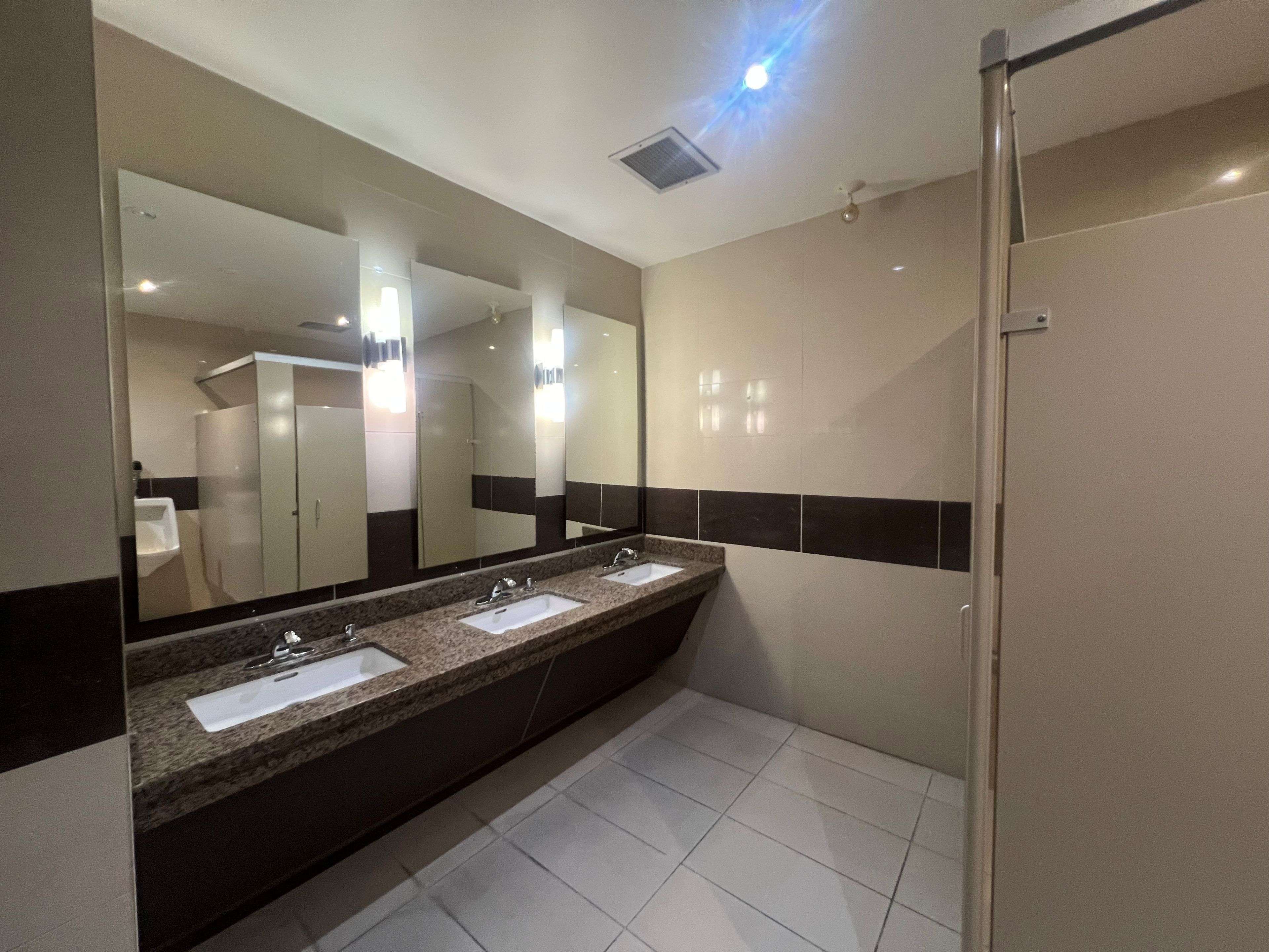 1450 Meyerside DR #700, Mississauga, ON L5T 2N5
