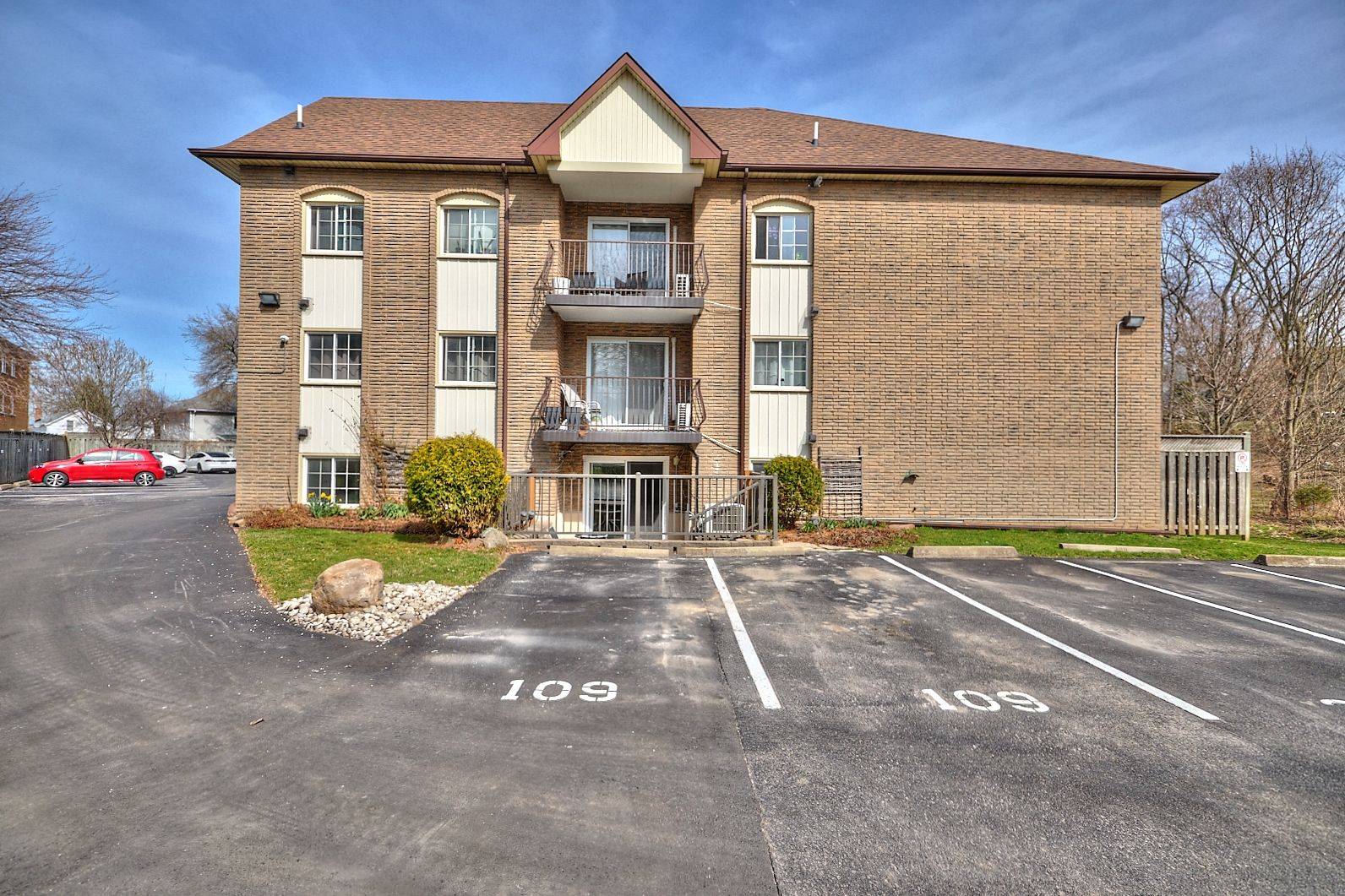 20 John ST #109, Grimsby, ON L3M 1X5