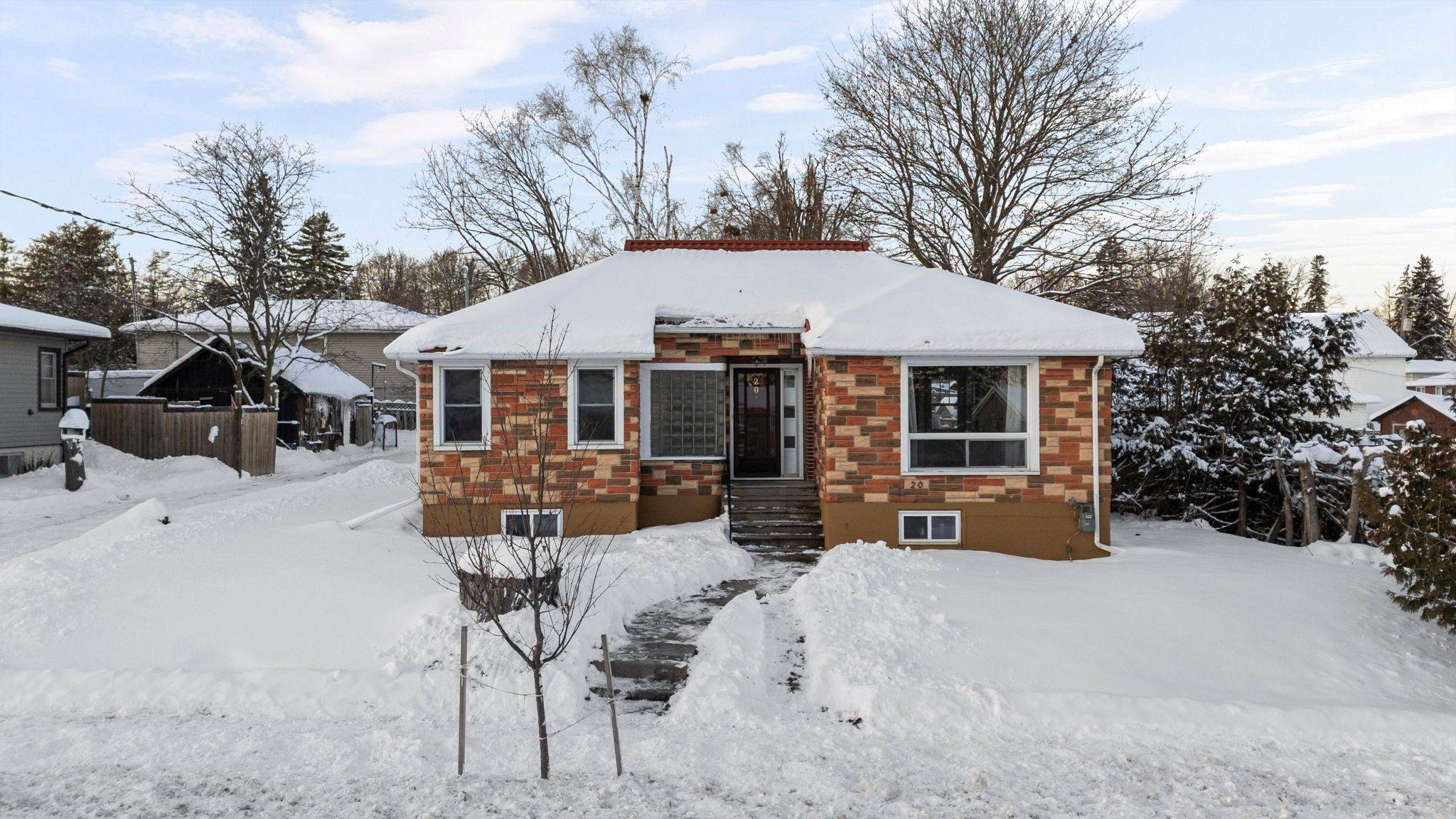 20 Rose AVE, Orillia, ON L3V 2N5