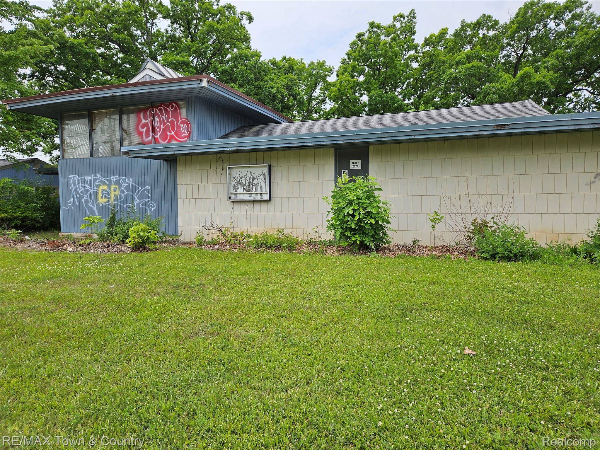 4233 Clio RD, Flint, MI 48504