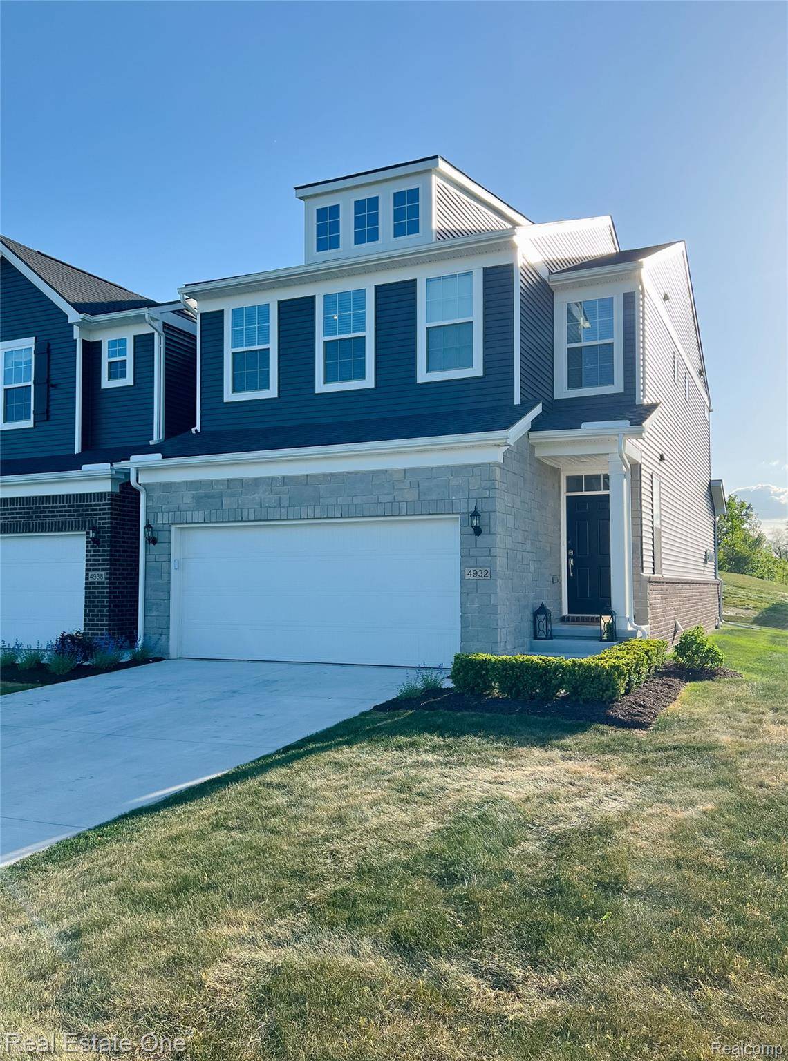 4932 Glenora DR, Orion Charter Township, MI 48359