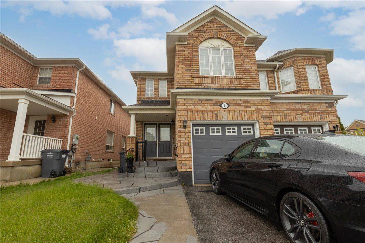 4 Parisian RD, Brampton, ON L6P 2S8