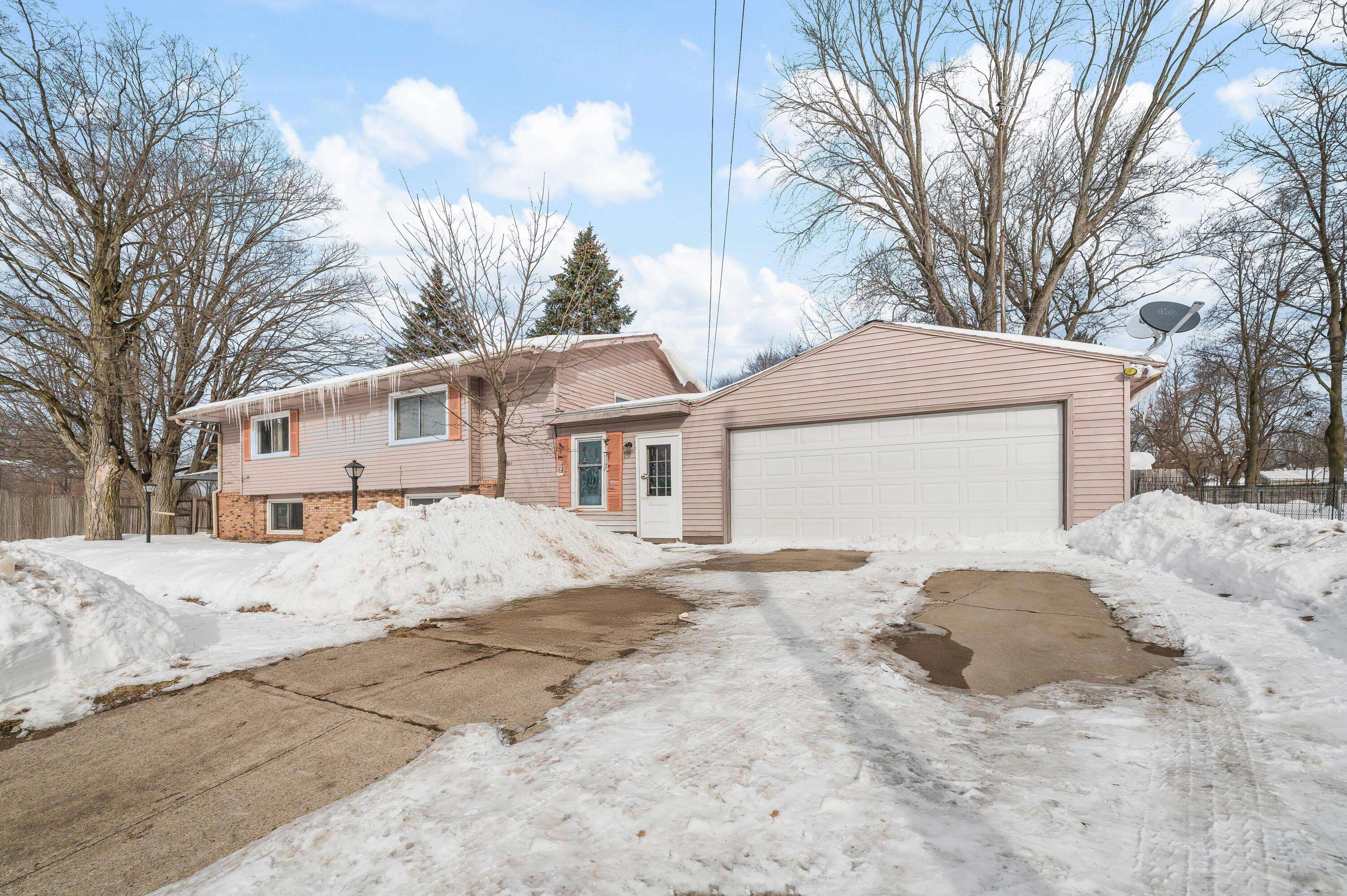 125 S Cayuga ST, Buchanan City, MI 49107