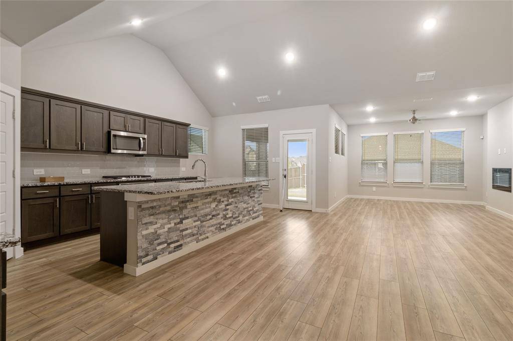 652 Congressional Avenue, Red Oak, TX 75154