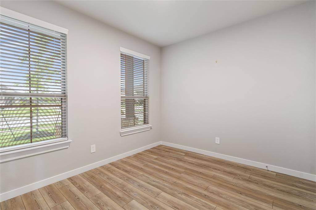 652 Congressional Avenue, Red Oak, TX 75154