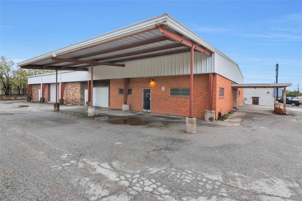 3325 Phoenix Drive, Fort Worth, TX 76116