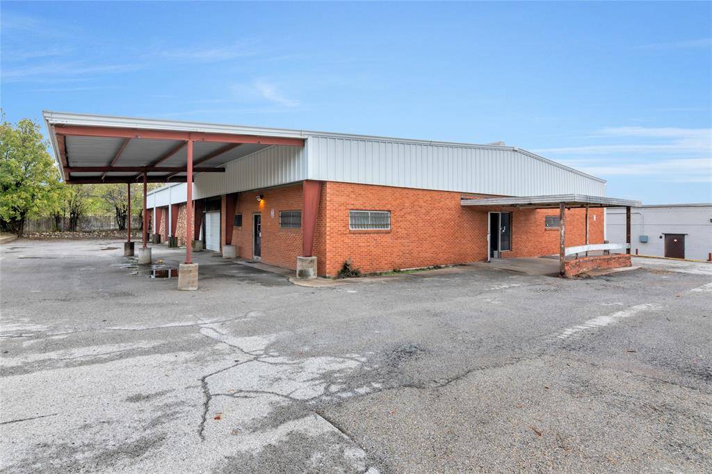 3325 Phoenix Drive, Fort Worth, TX 76116