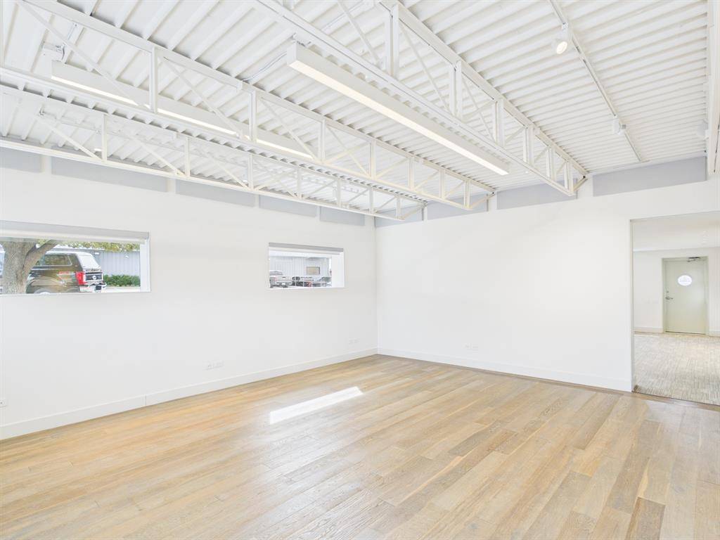 1111 Lagoon Drive, Dallas, TX 75207