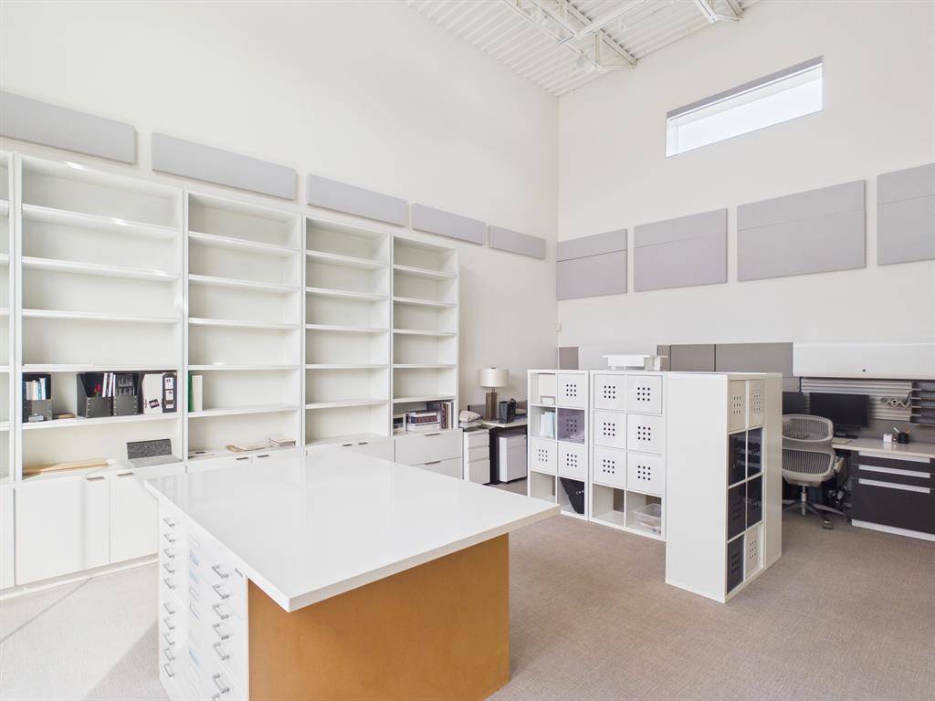 1111 Lagoon Drive, Dallas, TX 75207