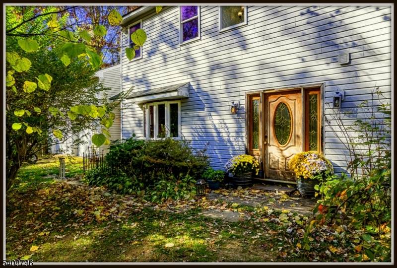 3 Sleepy Hollow Rd, Hampton Twp., NJ 07860