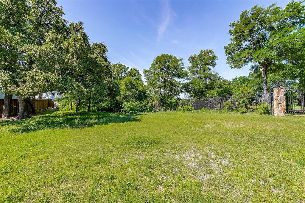 1001 Brae Court, Fort Worth, TX 76111