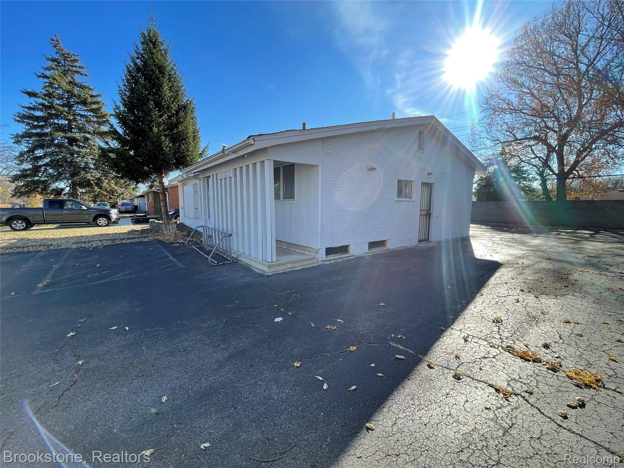 16983 W 10 Mile RD, Southfield, MI 48075