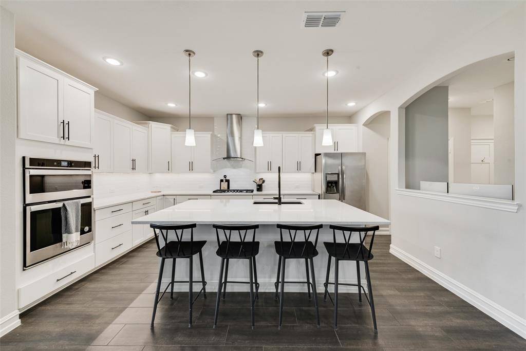 924 Crest Breeze Drive, Fort Worth, TX 76052