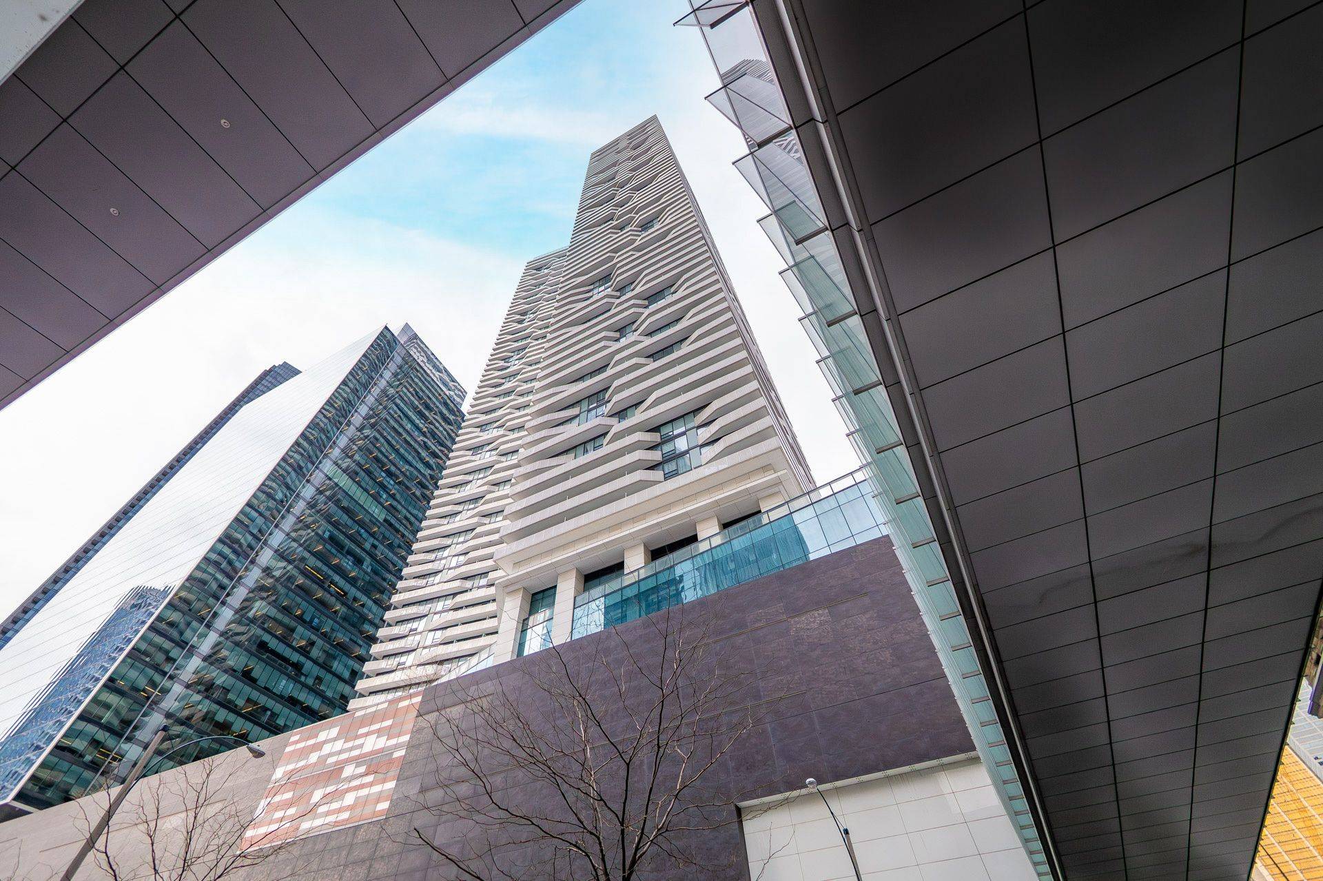 100 Harbour ST #2502, Toronto C01, ON M5J 0B5