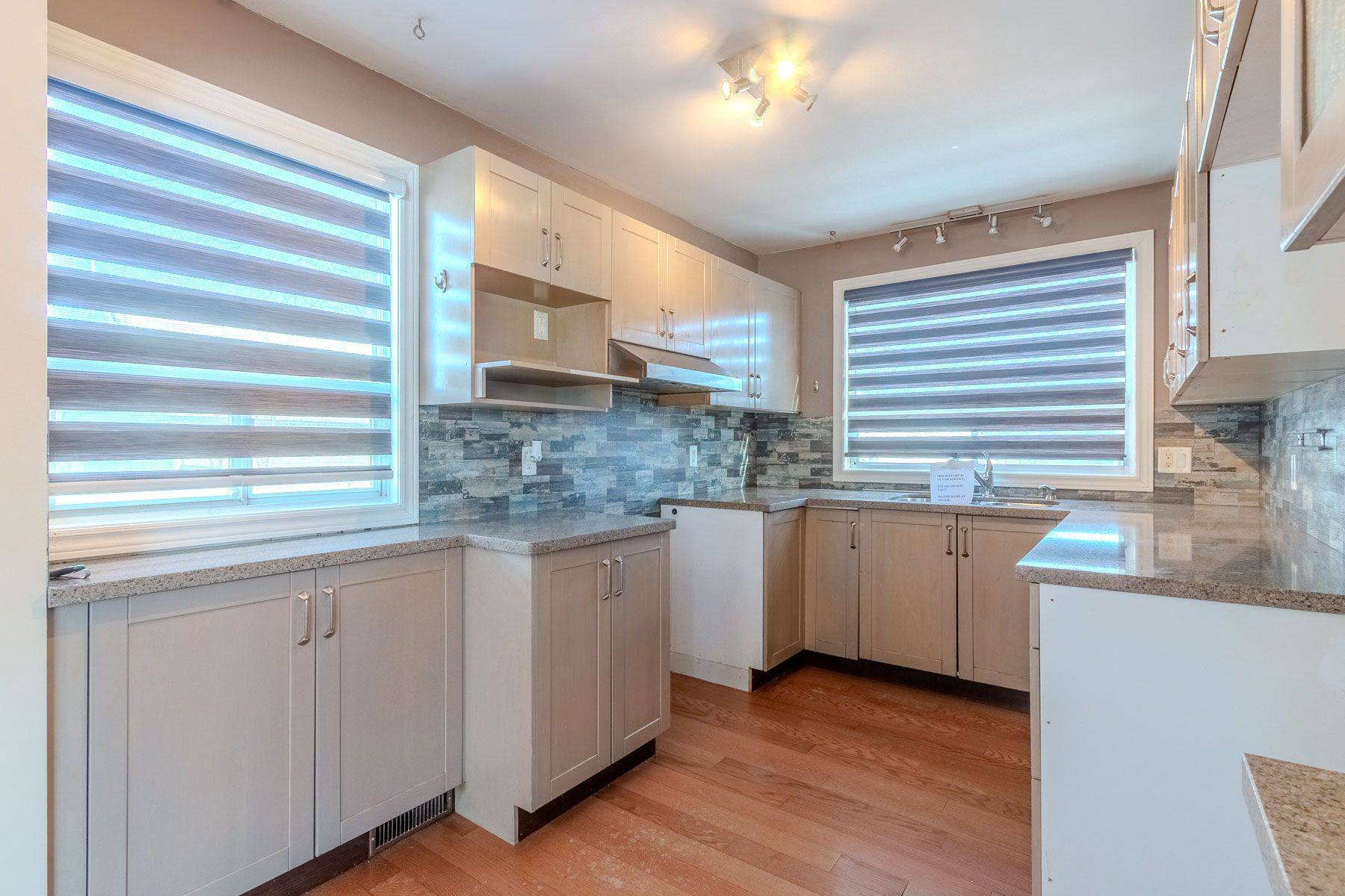 2232 Queensway DR, Burlington, ON L7R 3T1