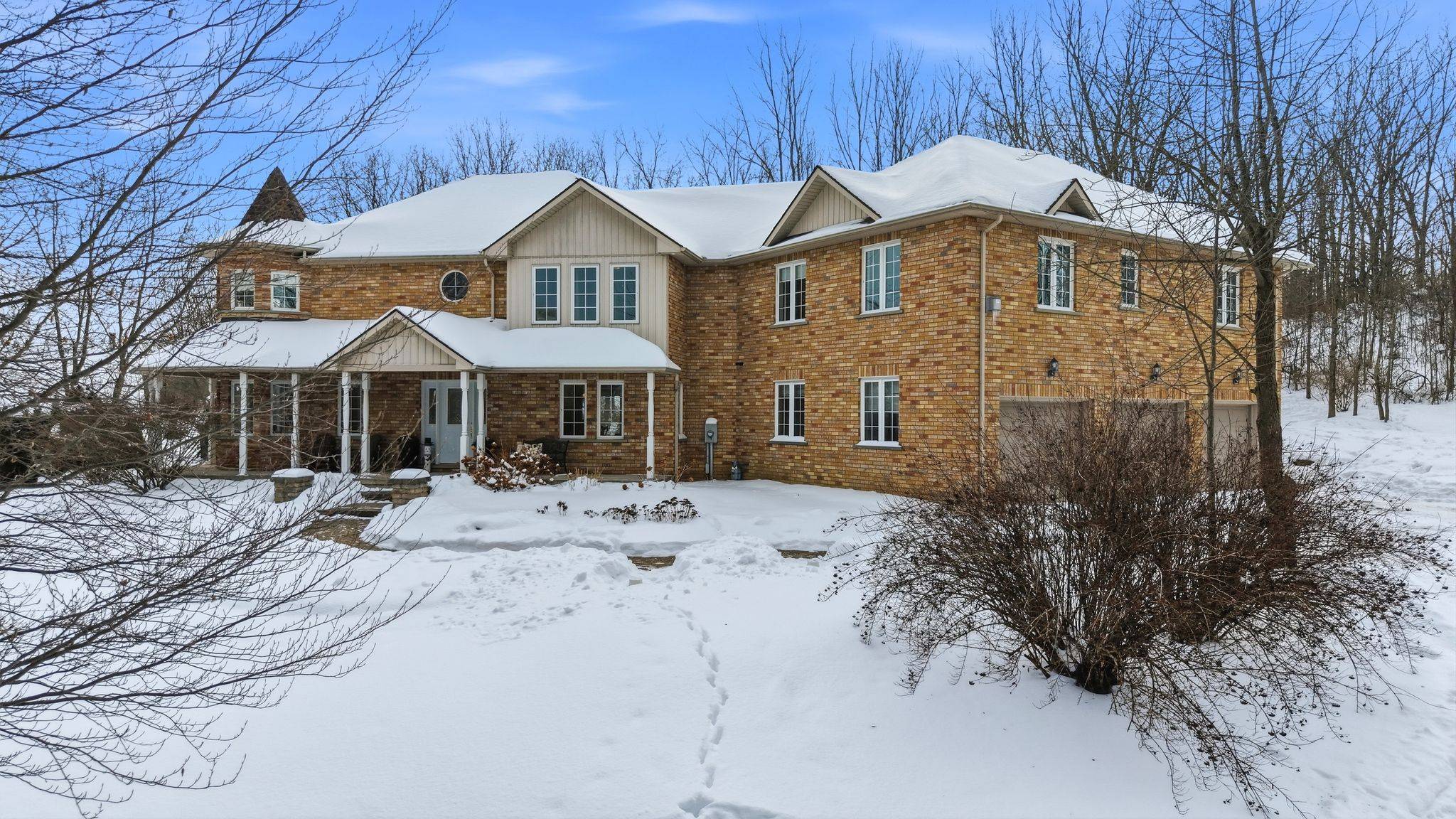 86 Ridge RD E, Grimsby, ON L3M 4E7