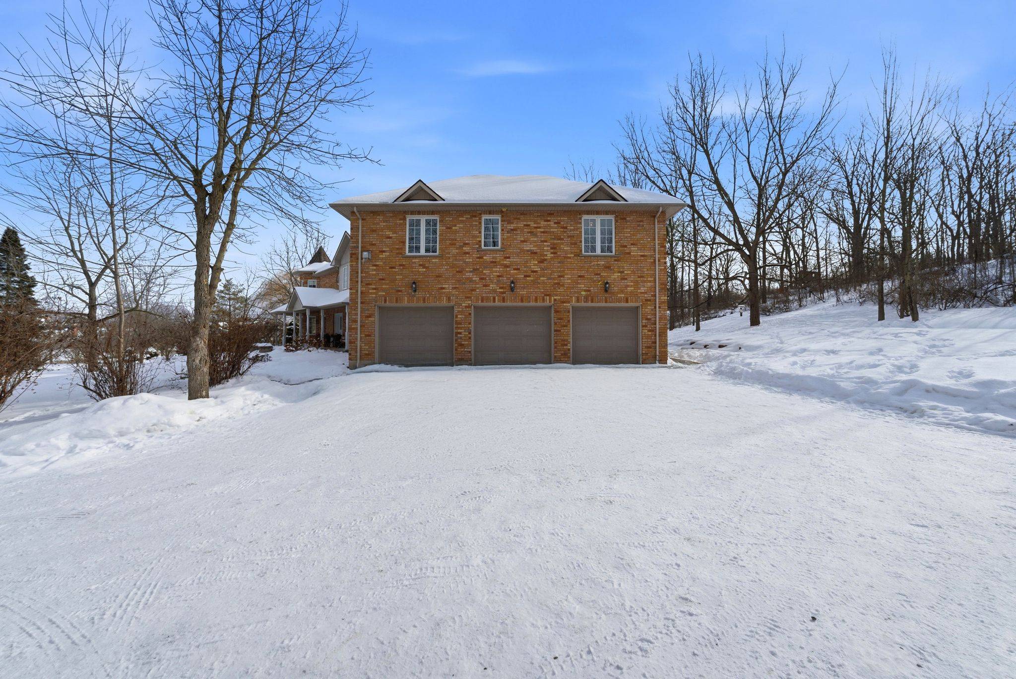 86 Ridge RD E, Grimsby, ON L3M 4E7