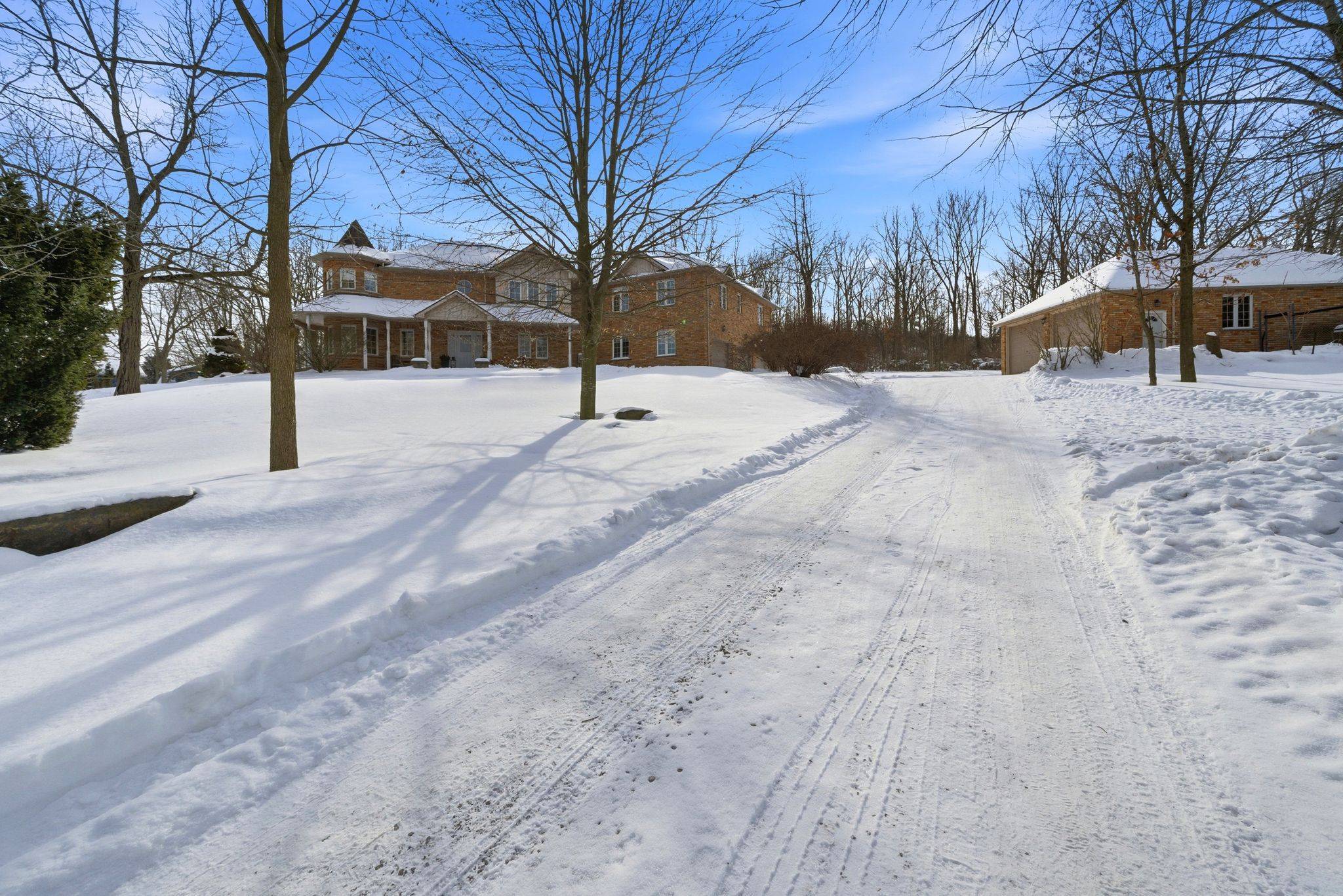 86 Ridge RD E, Grimsby, ON L3M 4E7