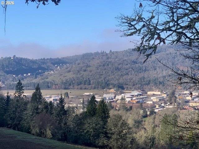 1 NE PEARCE RD #1, Roseburg, OR 97470