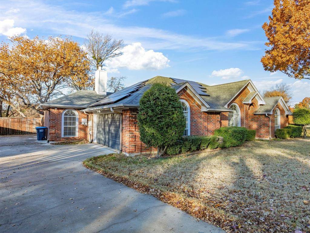 808 Shady Glen Court, Fort Worth, TX 76120