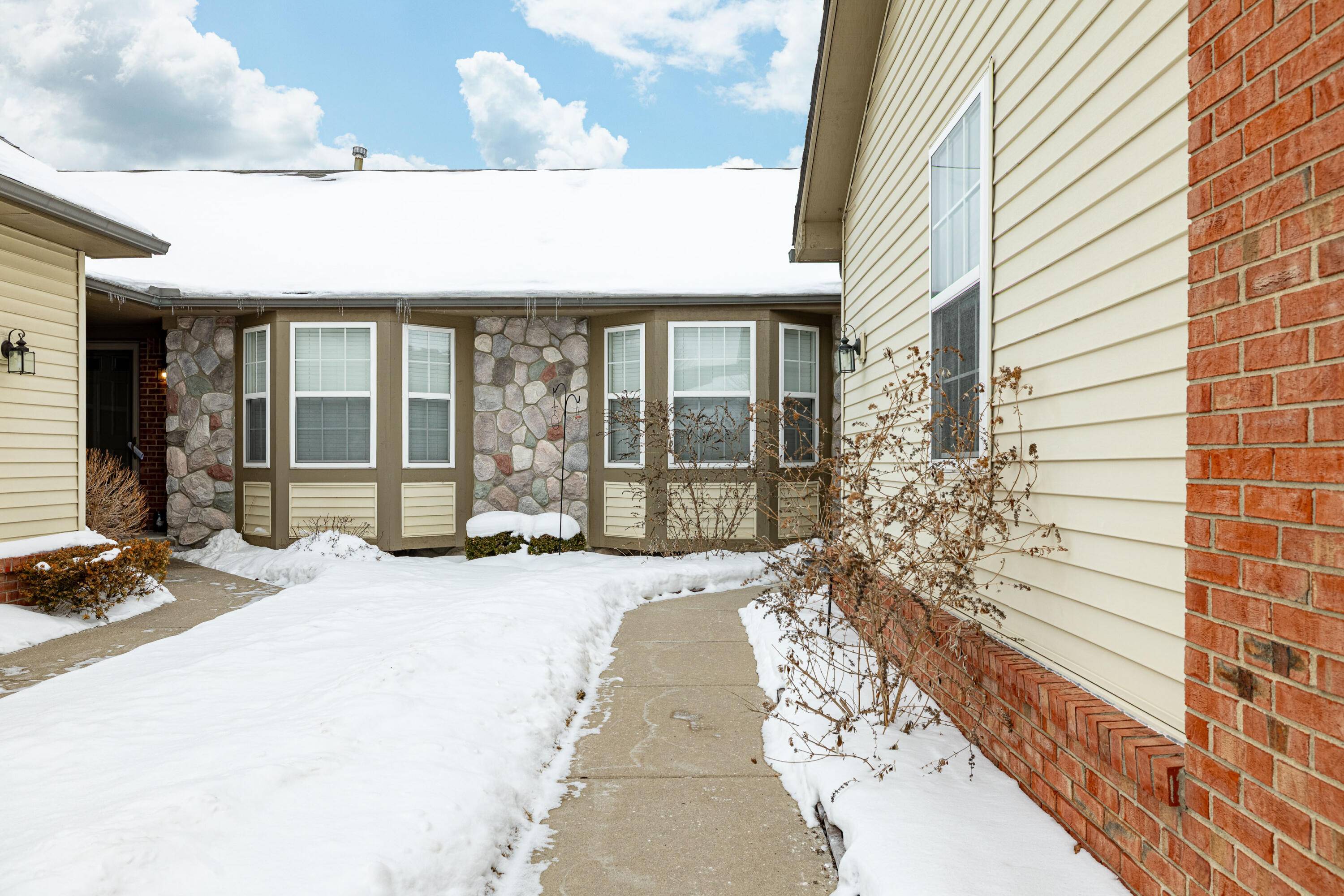 1877 N Kenwyck DR, Superior Twp, MI 48198