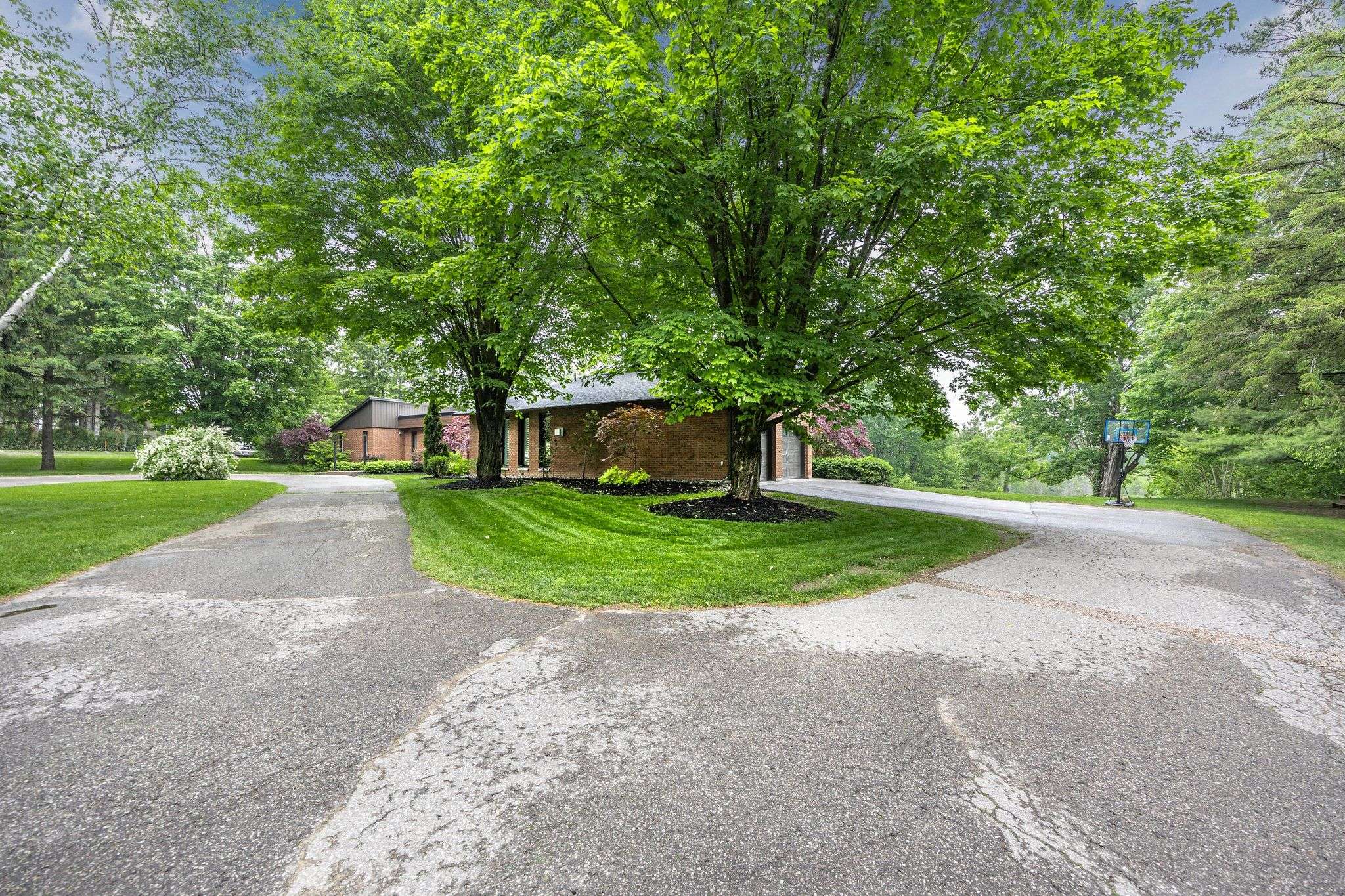 214 Hickory LN, Barrie, ON L4N 4J8