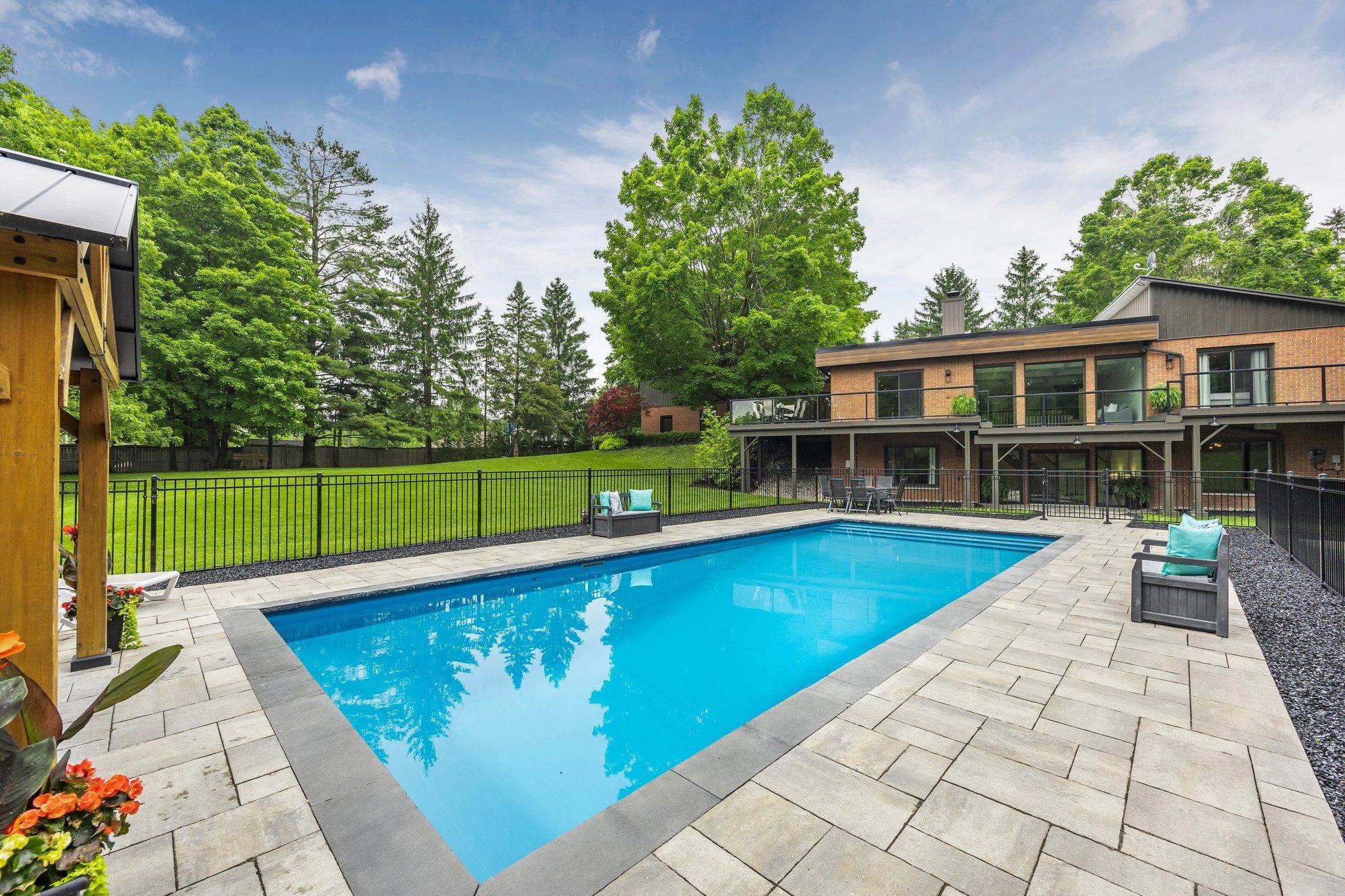 214 Hickory LN, Barrie, ON L4N 4J8
