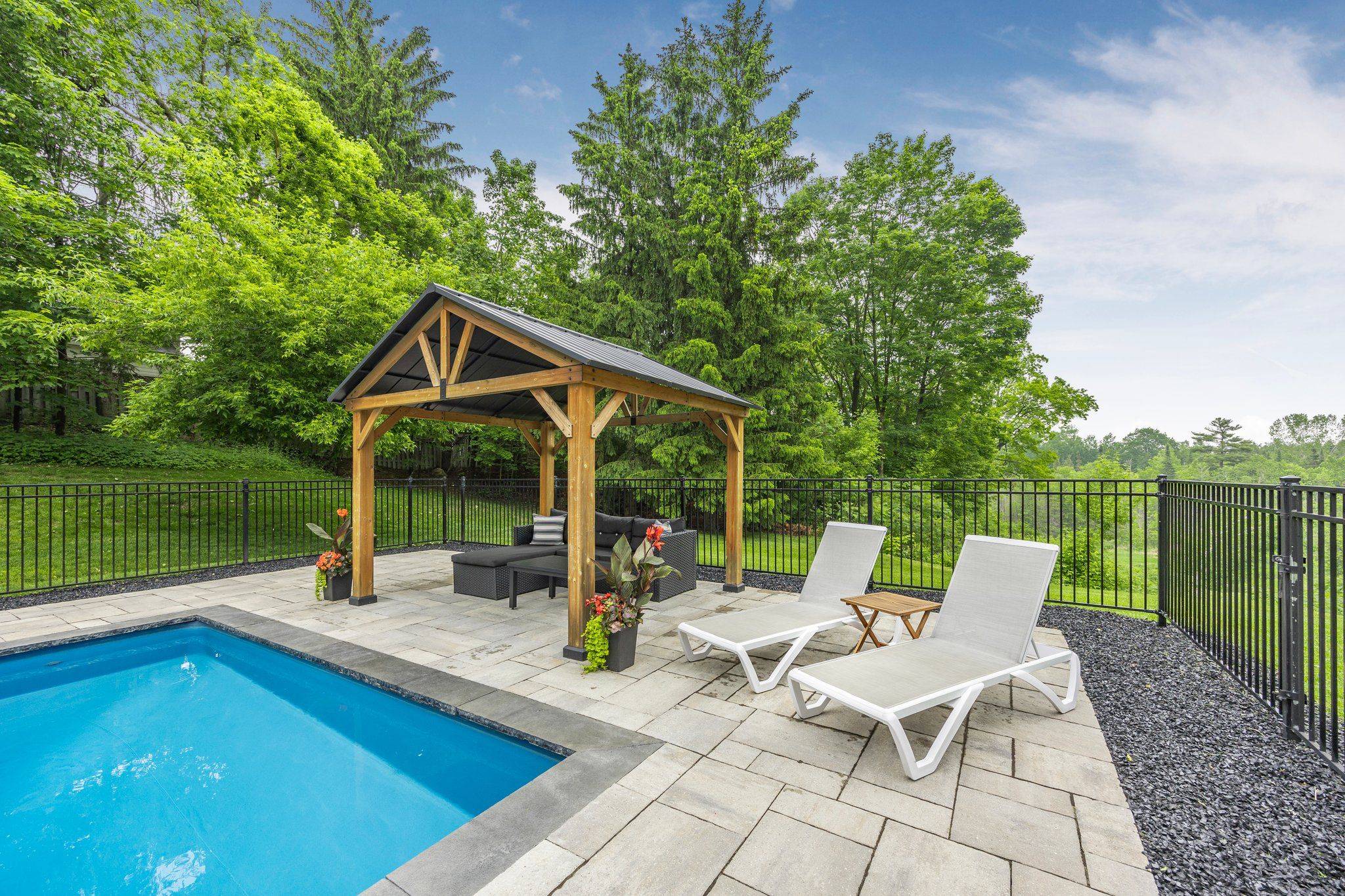 214 Hickory LN, Barrie, ON L4N 4J8