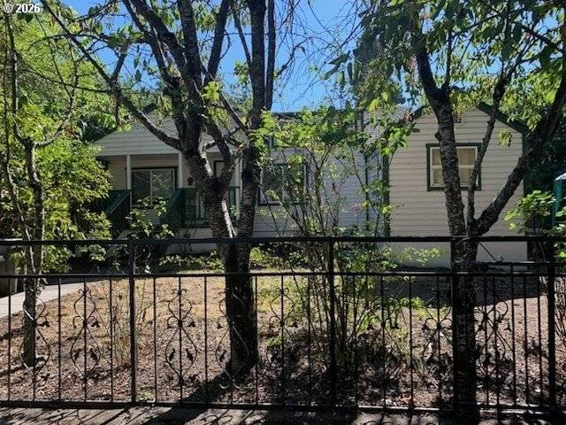 239 D ST, Springfield, OR 97477