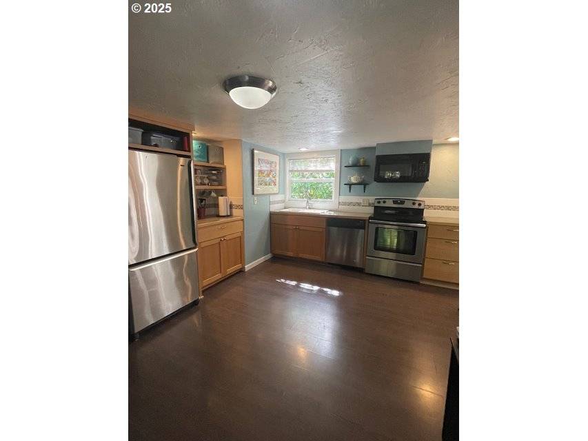 239 D ST, Springfield, OR 97477